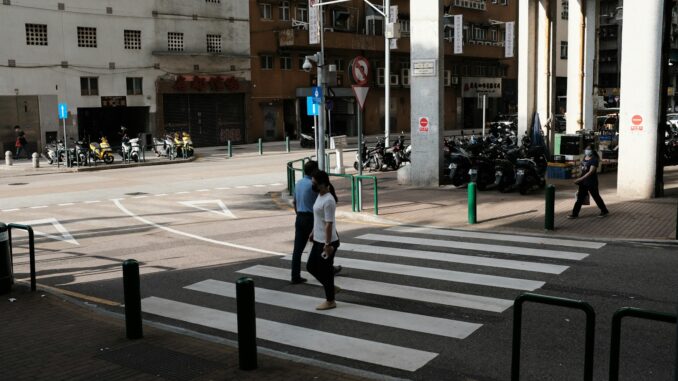 personnes traversant une rue